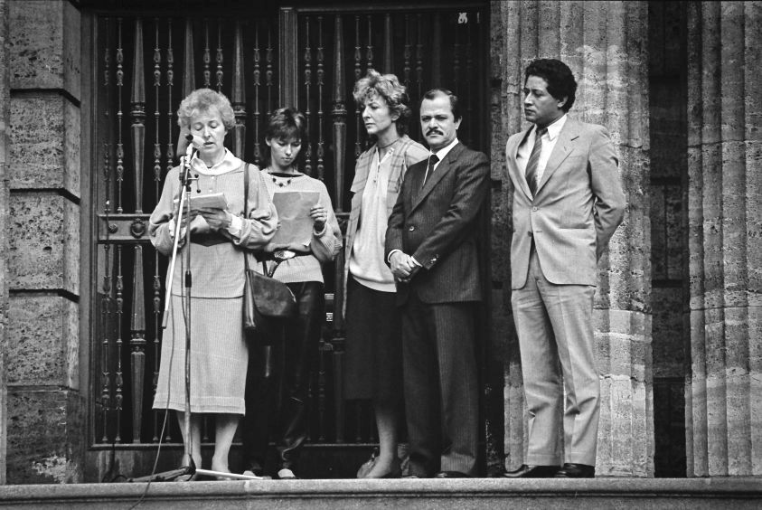 Mai 1987Delegation aus Matagalpa, Staedtepartnerschaftsverein uebergibt einen Krankenwagen an eine Delegation aus Matagalpa© copyright by Joerg Lange [Kontakt eMail: info@lange-fotografie.de / Kontakt Fon+Fax: +49 - 202 - 314 814 mobil: +49 - 171 - 1900 625/ Veroeffentlichung nur gegen Nutzungshonorar (zzgl. 7% MwSt), Urhebervermerk + Belegexemlar (bei Print-Nutzung postalische Zusendung, bei Nutzung im www als "Link" via eMail - StIdNr:DE 121187121- ]