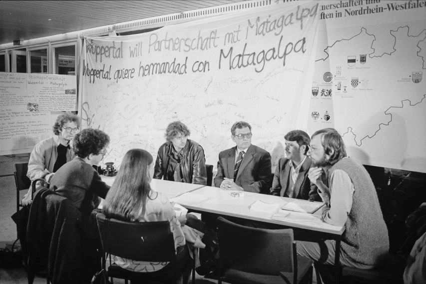 Mai 1987Delegation aus Matagalpa, Staedtepartnerschaftsverein uebergibt einen Krankenwagen an eine Delegation aus Matagalpa© copyright by Joerg Lange [Kontakt eMail: info@lange-fotografie.de / Kontakt Fon+Fax: +49 - 202 - 314 814 mobil: +49 - 171 - 1900 625/ Veroeffentlichung nur gegen Nutzungshonorar (zzgl. 7% MwSt), Urhebervermerk + Belegexemlar (bei Print-Nutzung postalische Zusendung, bei Nutzung im www als "Link" via eMail - StIdNr:DE 121187121- ]