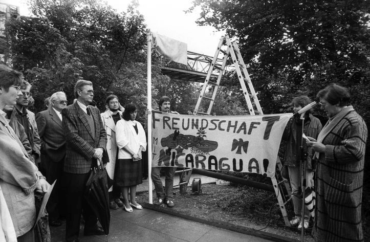Oberbürgermeisterin_Ursula_Kraus_hält_eine_Ansprache_zur_Einweihung_des_Matagalpaufers_880904_003