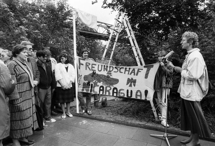 Stadtverordnete_und_Honorarkonsulin_Ursula_Schulz_hält_eine_Rede_zur_Einweihung_des_Matagalpa-Ufers_-_Miriam_Morento_aus_Matagalpa880904_004