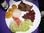 Fleisch mit Reis Bohnen und Platanos - Kochbananen und bier - Foto Ulla Sparrer