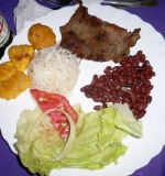 Fleisch mit Reis Bohnen und Platanos - Kochbananen und bier - Foto Ulla Sparrer